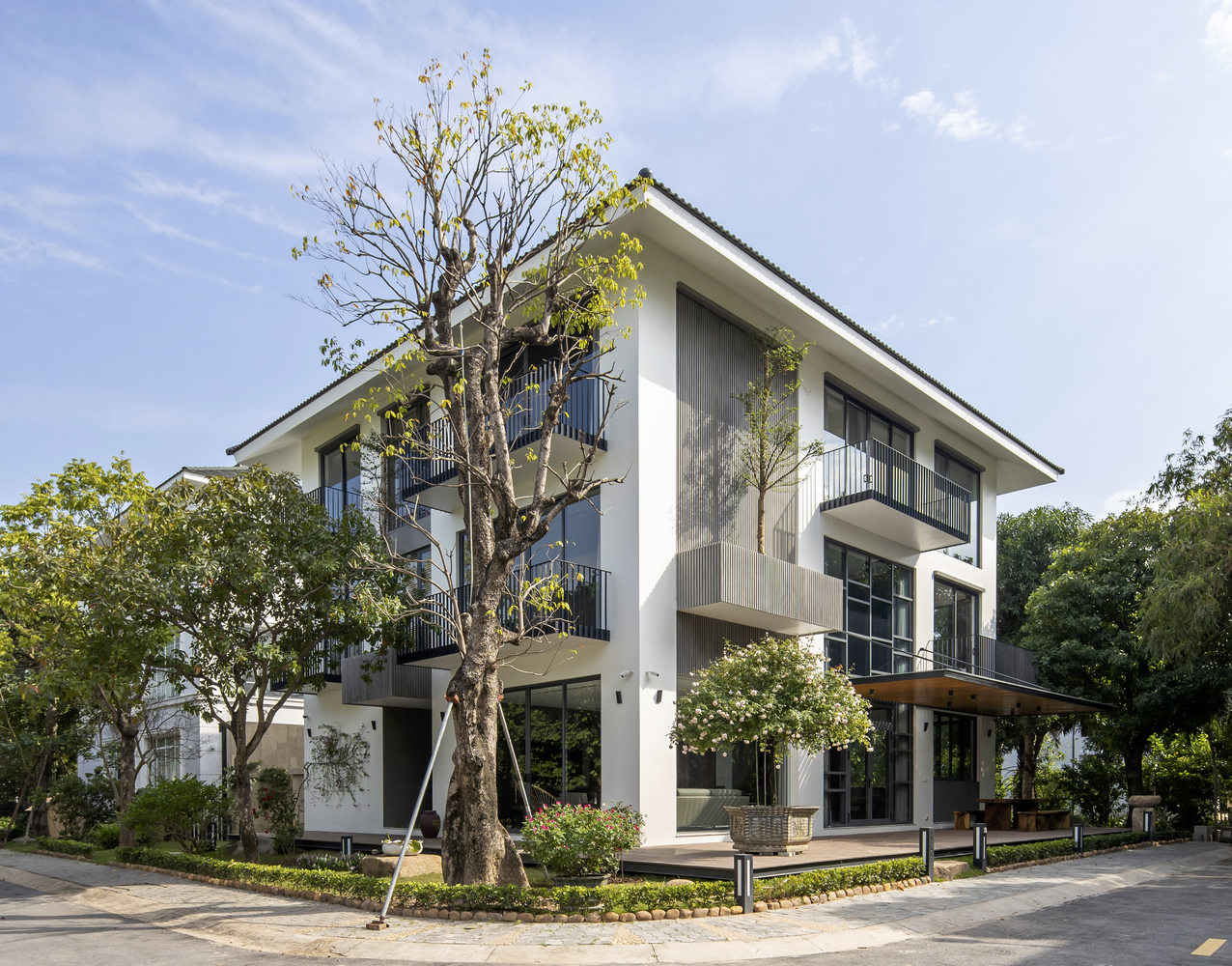 Căn biệt thự đơn lập ở Ecopark, Văn Giang, Hưng Yên được thiết kế theo phong cách hiện đại trên diện tích đất 20x20m, diện tích xây dựng 474m2.
