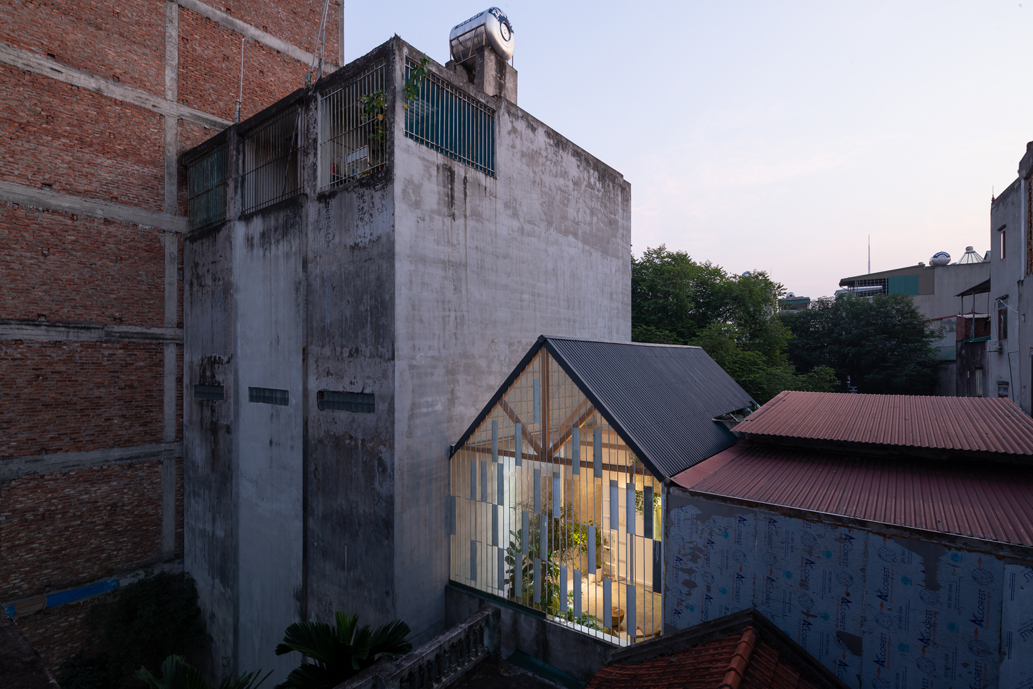 hình ảnh tầng trên ngôi nhà áo mưa với lớp kính trong suốt bao quanh